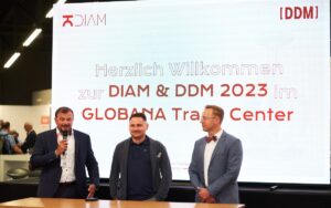 Oliver Köhn, Christian Wede und Malte Theuerkauf bei der Eröffnung der DIAM & DDM 2023 in Leipzig/Schkeuditz. (Quelle: DIAM & DDM)