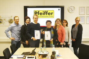 PFEIFFER-Geschäftsführer Bernd Jenner (3.v.l.) und Schulleiterin Dr. Claudia Eberle (Mitte) halten stolz die Kooperationsurkunde in Händen.